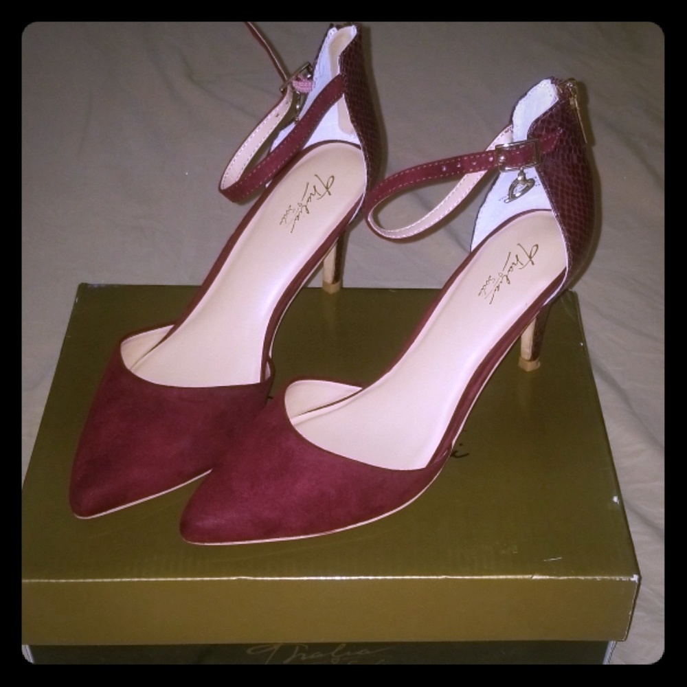 Shoes - Picture 1 of 4